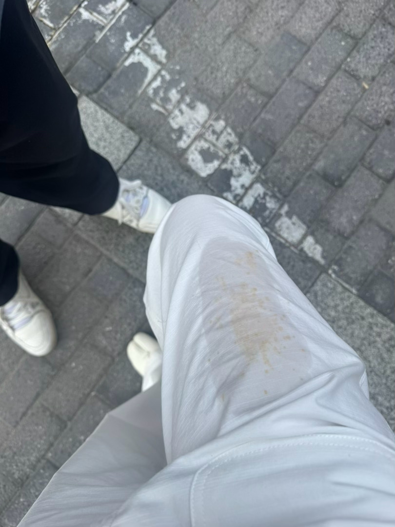 上条白裤子穿脏了，新买的这条穿的第一天又被一碗地狱拉面毁了。 