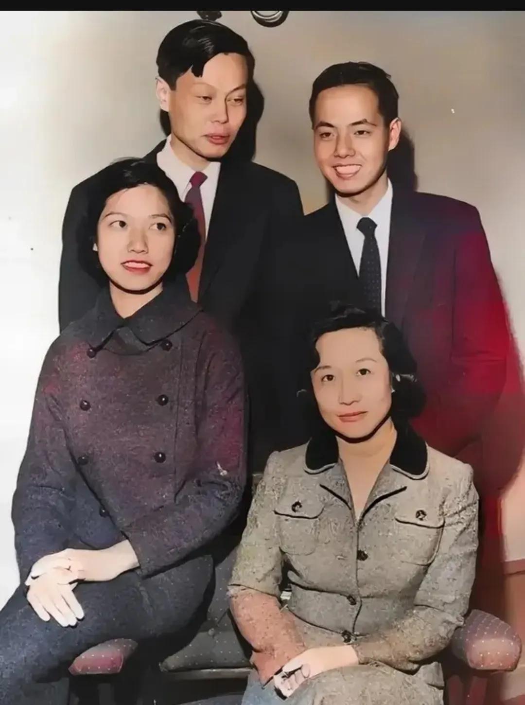 1957年，杨振宁和李政道，以及他们的妻子，一同留下了这个珍贵的瞬间，当时的他们