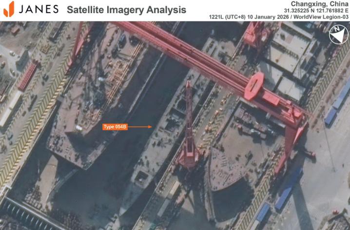 简氏防务1月21日重磅爆料来了，卫星图显示某造船厂正打造新批次054B，三号舰已