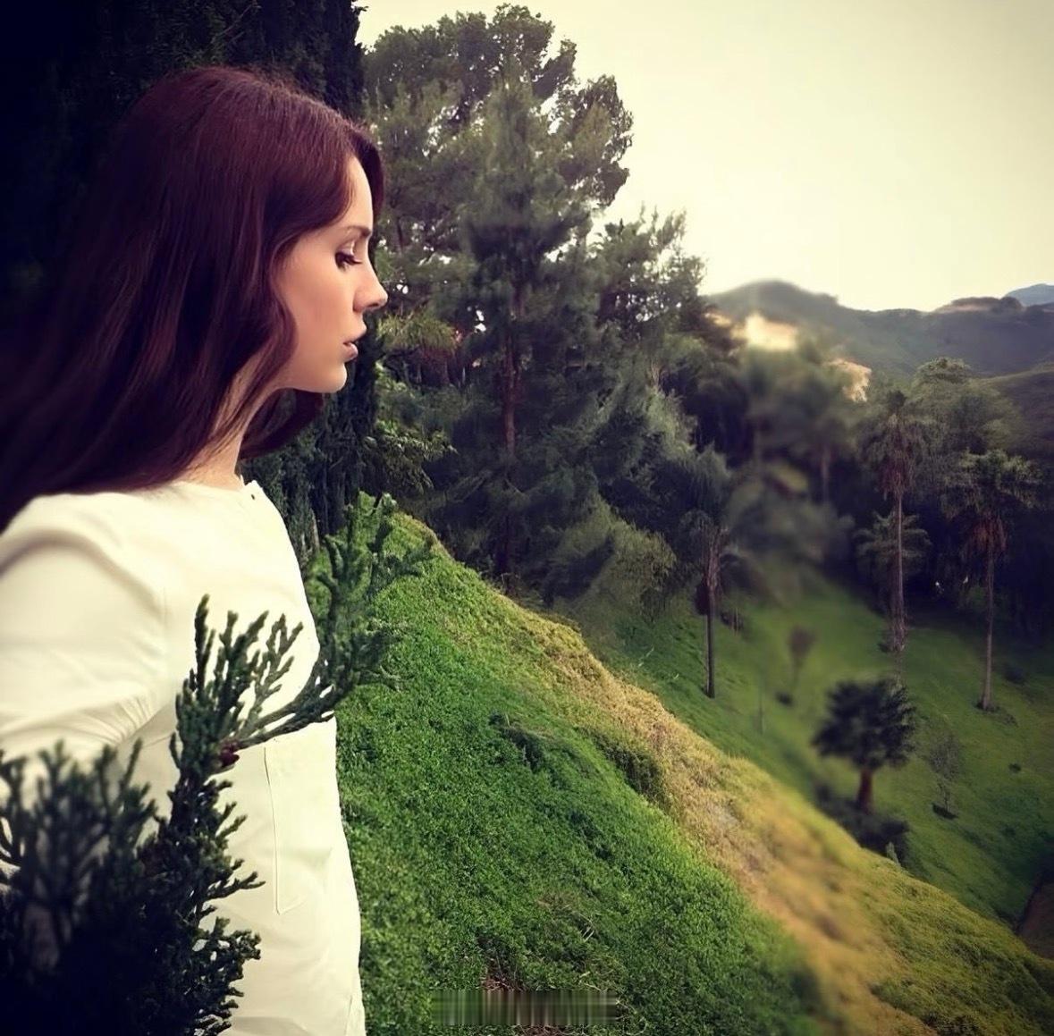 Lana Del Rey旧照新发，我打雷姐依旧侧颜女王... 