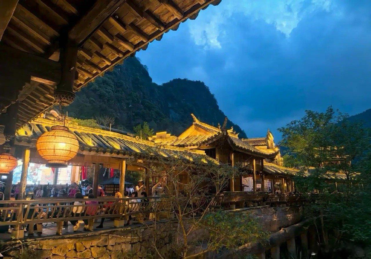 a股可能光通信见顶了！易中天，业绩增长乏力！抱团炒作可能要告一段落！接下来，就成