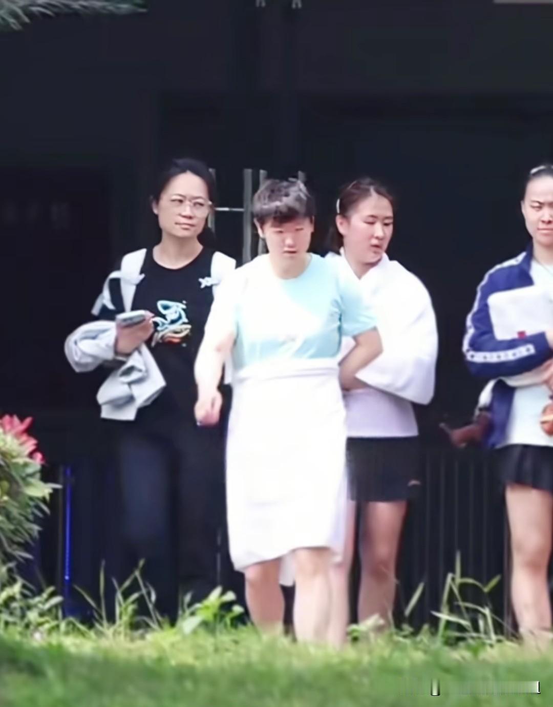 莎莎今天的这个“洋相"出的好啊

成都的天气热不热，看看莎莎的毛巾裙儿你就知道了