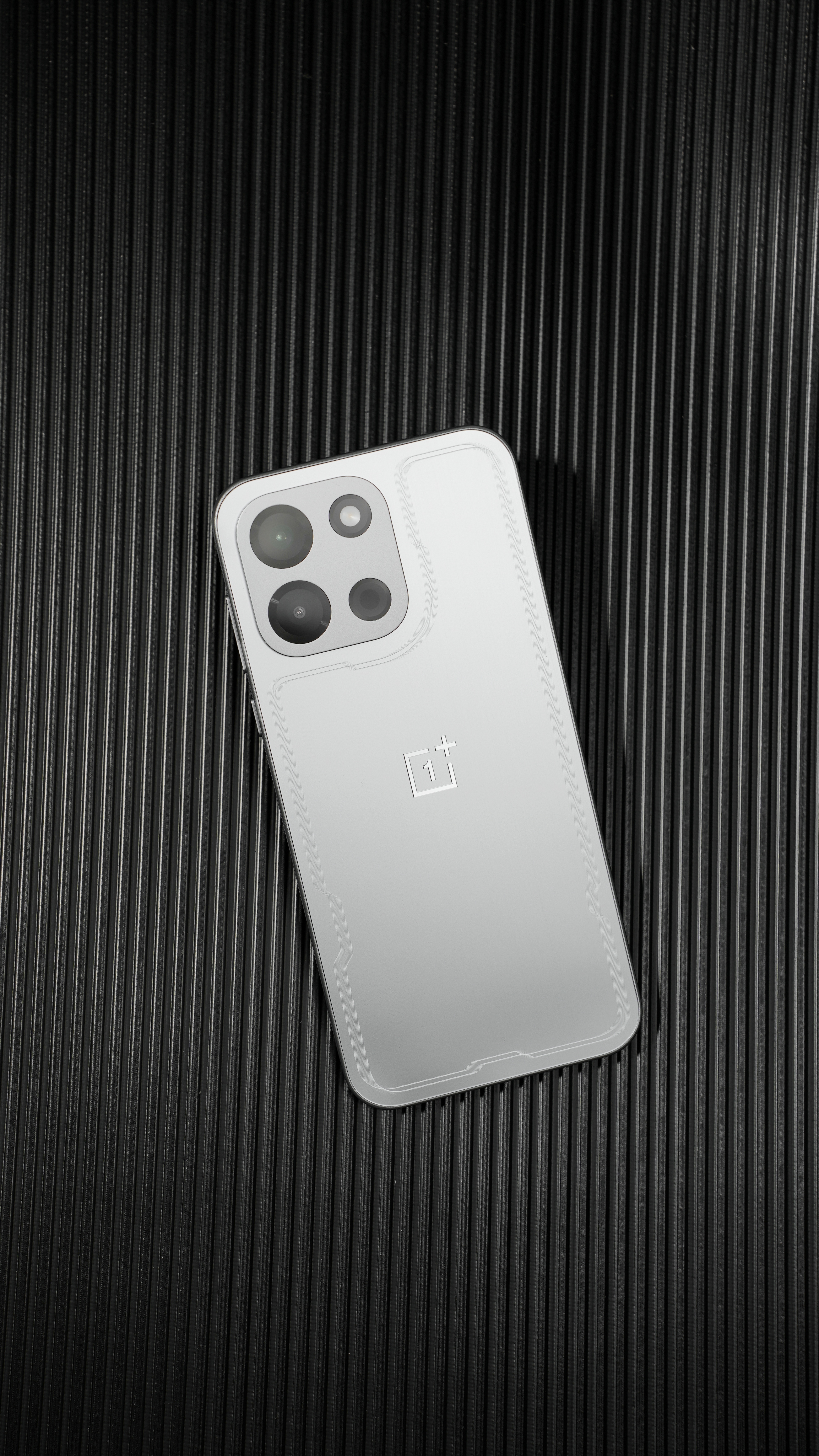 【阿B的开箱图赏】一加Turbo 6 追光银这个银色真的很飒爽，这个外观是不是有