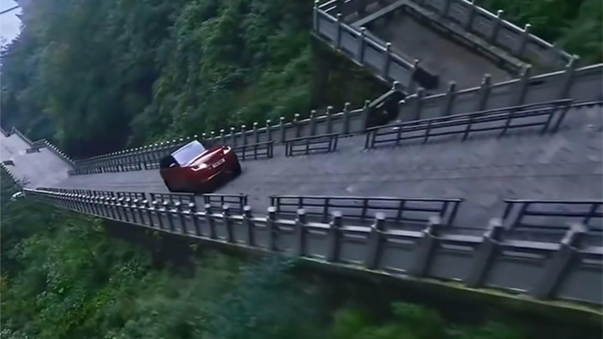 路虎揽胜运动的巅峰时刻，用实力证明了天门山不是你想上就能上的