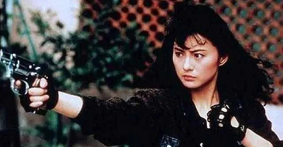 2007年盛夏，香港武打女星李赛凤趁丈夫罗启仁出差，与干儿子宗天意在豪宅里发生了