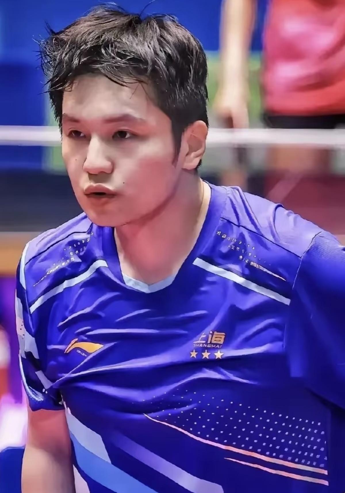 我发现一个细节，
在樊振东的重要比赛中，
他总是让人先捏一把汗，但是呢，樊振东又