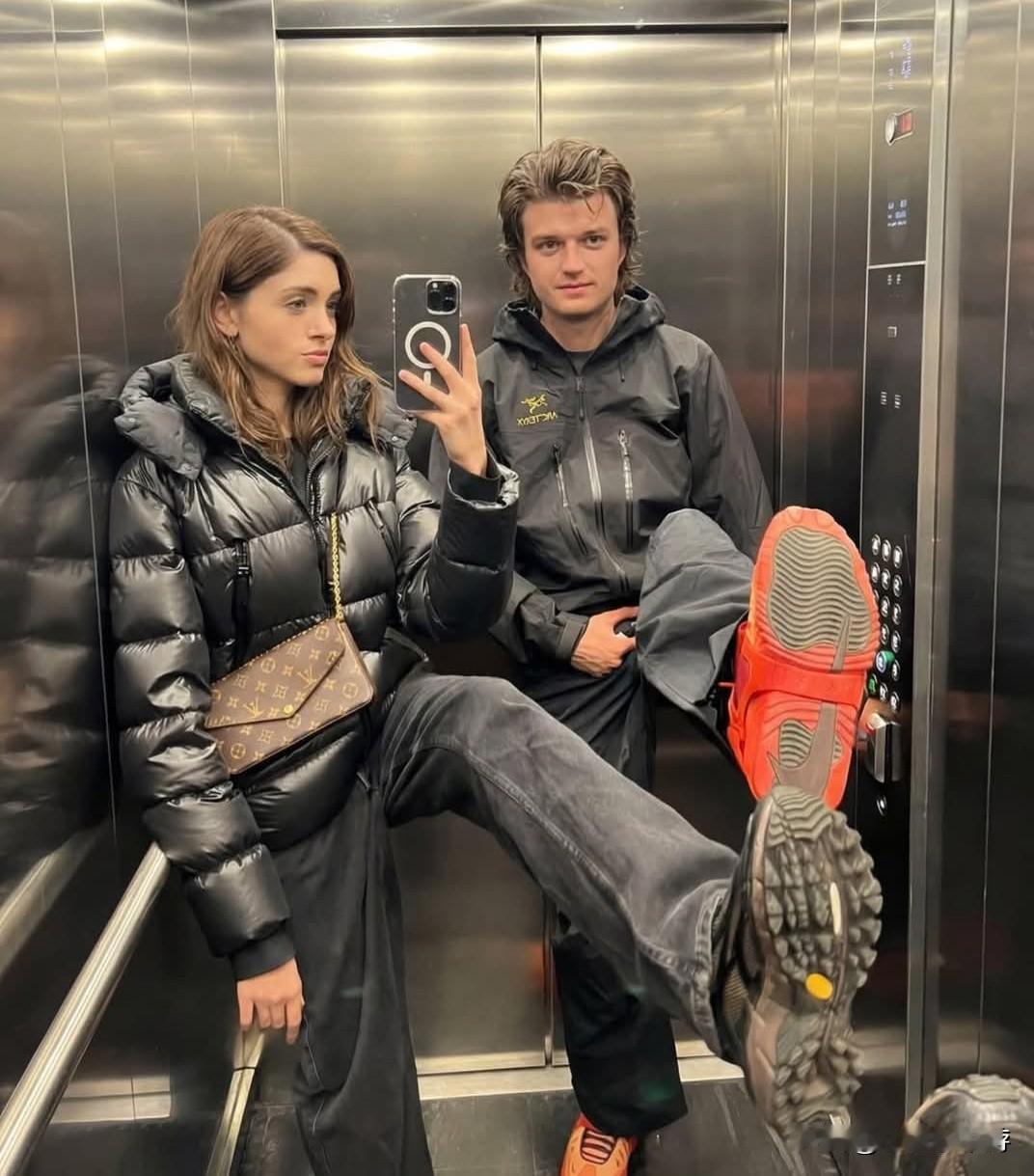 《怪奇物语》冷知识
 
饰演南希的娜塔莉亚·戴尔和饰演史蒂夫的乔·基里，不只在戏