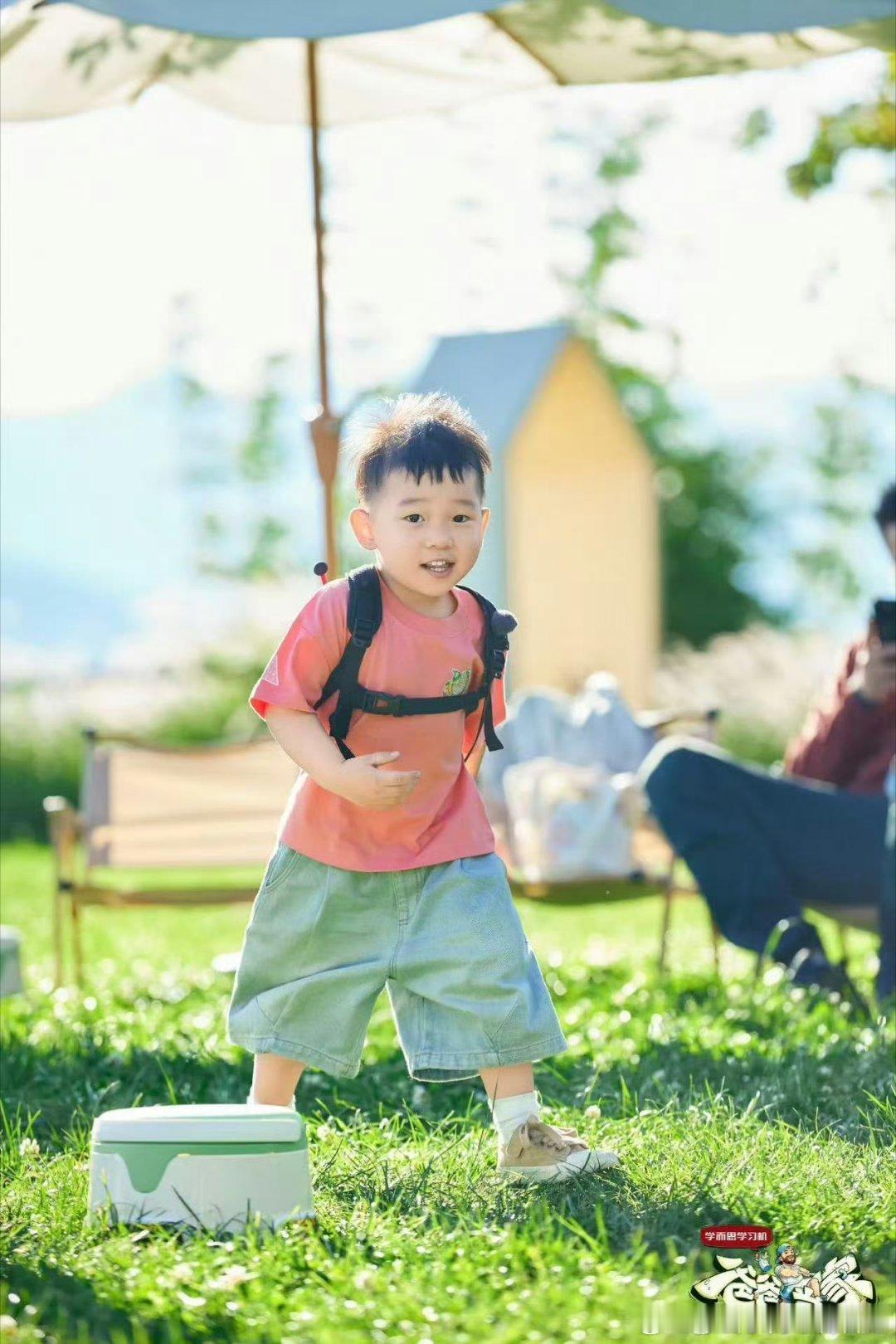 艾登指出小宇宙的三个问题一本正经又童言童语，把小宇宙都搞懵了。艾登小鼻嘎上身，小