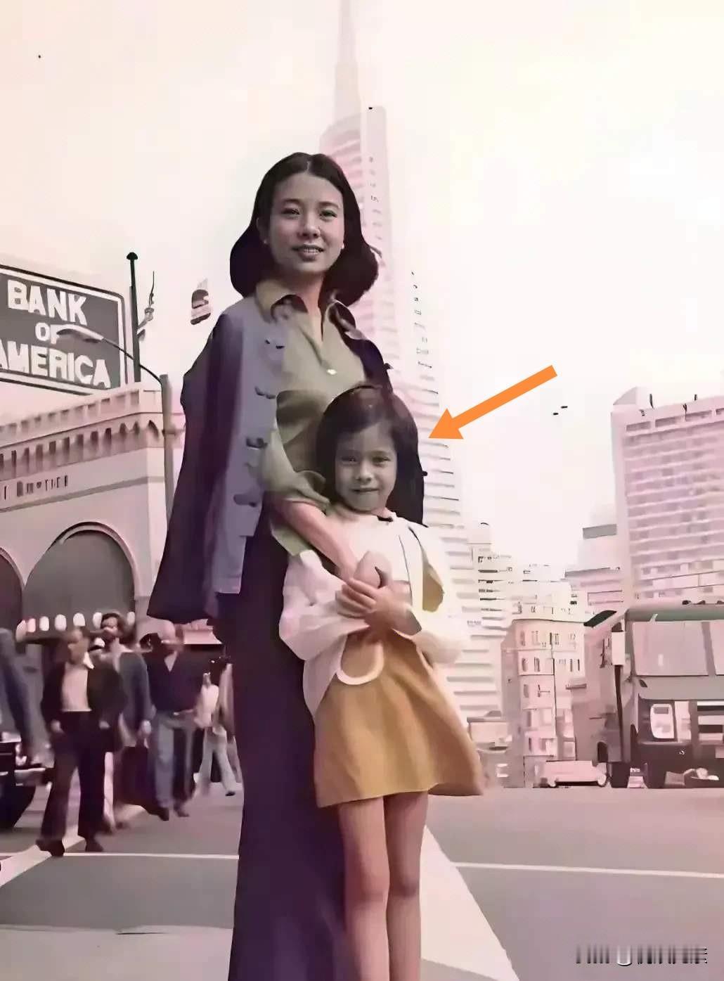 天后莫文蔚小时候并不出众，
长的甚至还不如妈妈好看。
功成名就后宛如脱胎换骨，