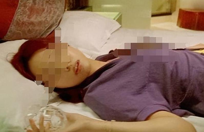 河北一男子郑刚，趁着同行女伴李丹醉酒昏睡、完全失去意识的空档，肆意实施出格行为，