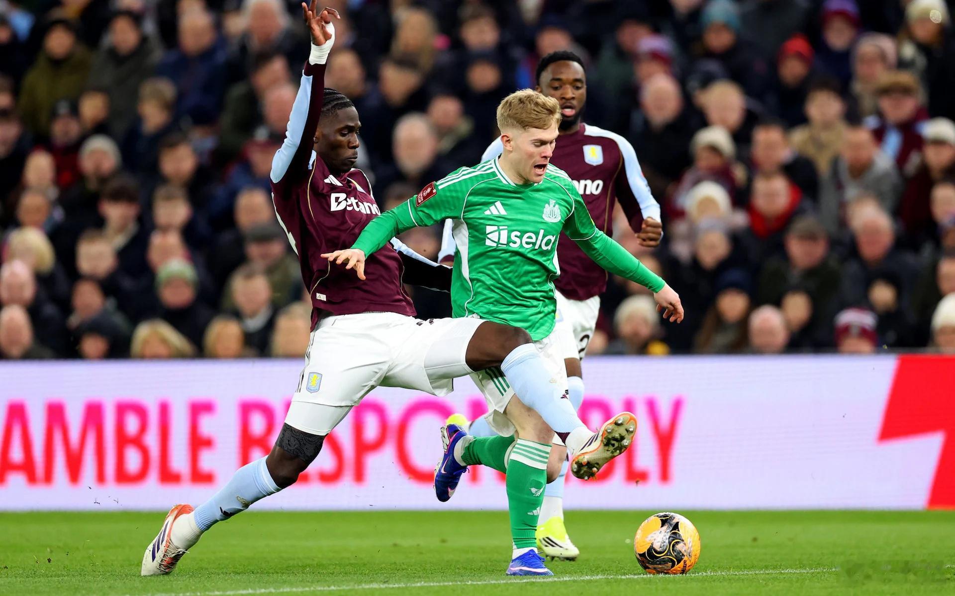 阿斯顿维拉vs纽卡斯尔 图赫尔也来到维拉公园观看这场足总杯比赛。两队的英格兰国脚