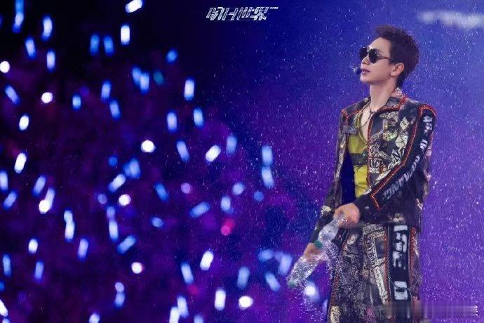 汪苏泷演唱会自己给自己打拍子谁留意到汪苏泷这个舞台小细节，唱歌的时候会点头给自己