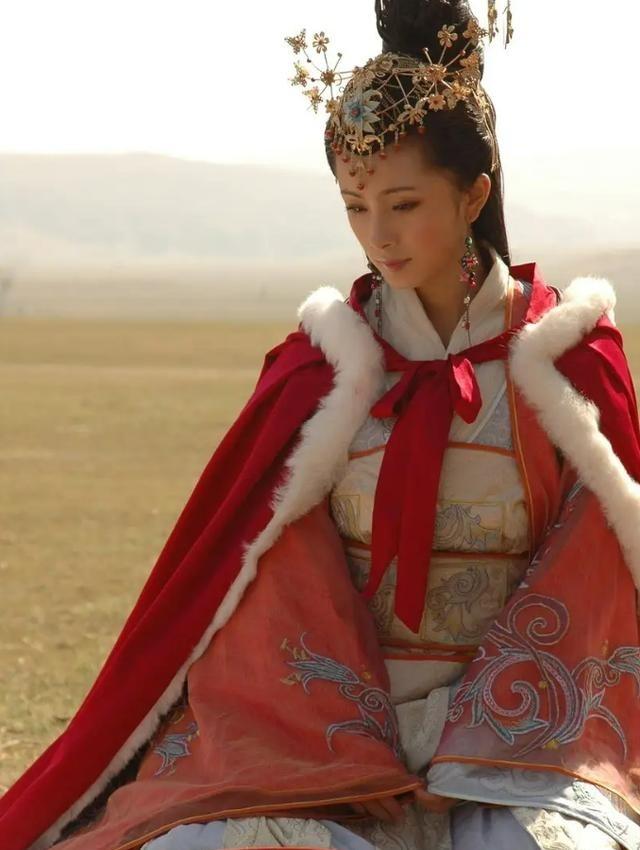 公元前31年，65岁丈夫病逝不久，儿子对她说：“父 汗病逝了，你得嫁给我了 ”！