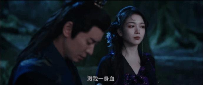 代露娃饰演恶女的瞬间，我仿佛被一道闪电击中。她那独特魅力如同璀璨烟火，在夜空绚烂