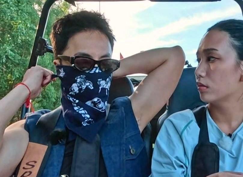 沙地里风沙大得睁不开眼，何美延求丈夫梁淞借条头巾挡一下。
梁淞说那是造型，不能摘