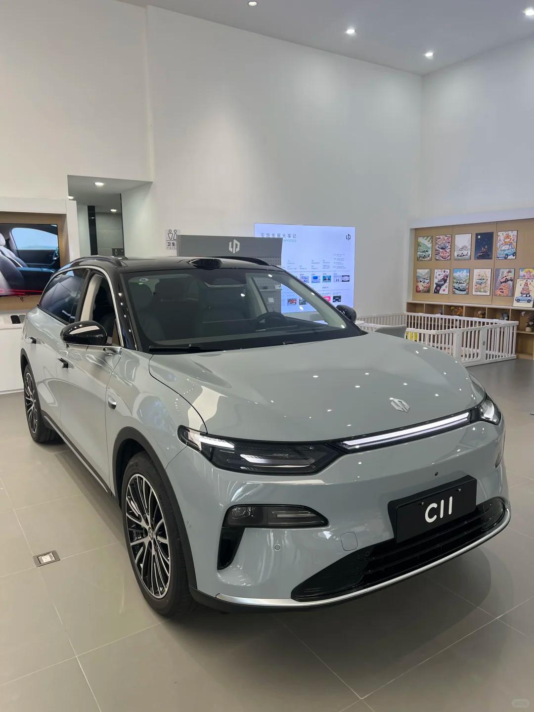 销售说有优惠就去看了门店看车了，做一下简单分享：
1.外观见仁见智，肯定不算不难