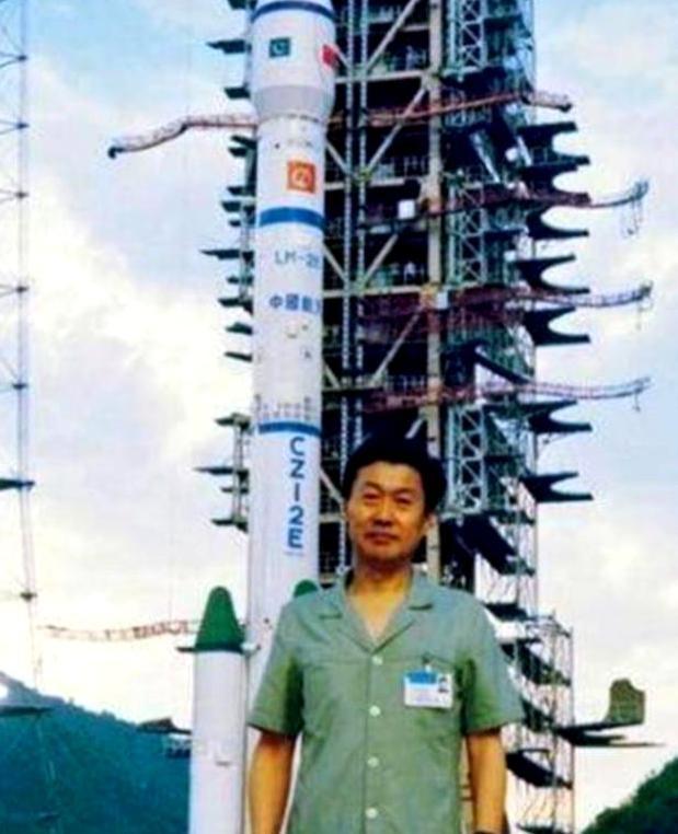 1964年，钱学森主持东风2号导弹研制时，发现射程不足，几乎全体专家都主张增加燃