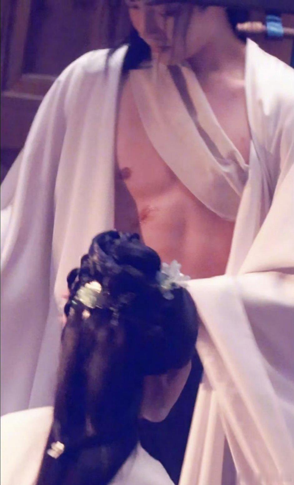 侯明昊胸肌怎么样[坏笑][坏笑][坏笑] ​​​