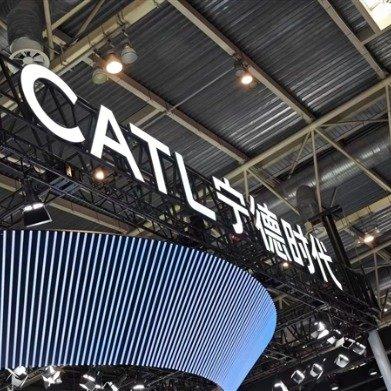 宁德时代最近可太火了，直接冲上热搜第一！临近年底，它发布涨薪通知，决定从2026