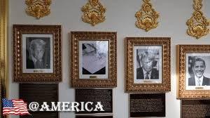 特朗普在白宫悬挂的牌匾上贬低总统竞选对手

白宫在特朗普设计的西翼“名人大道”上