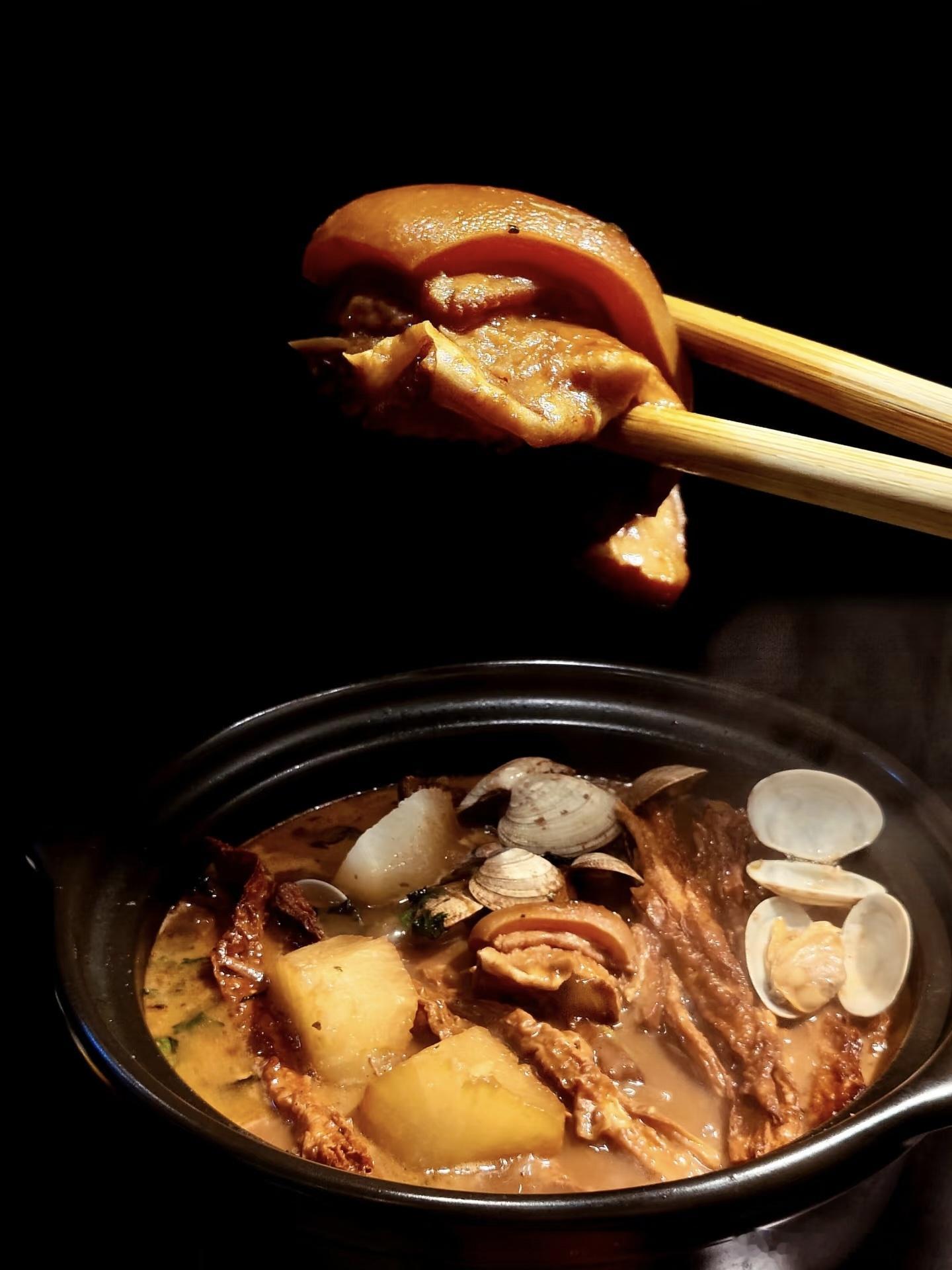 好消息：终于在上海找到了一家不是老北京涮羊肉那种火锅，而是正儿八经的带皮的，先烧