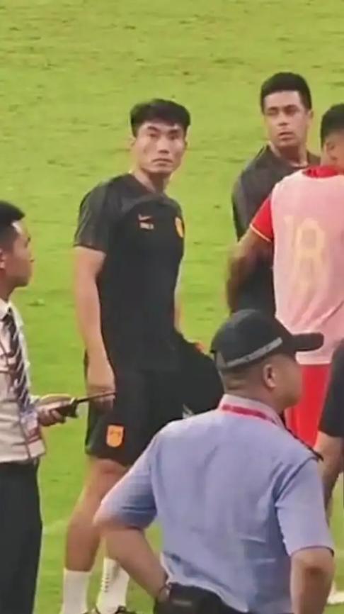 郑智为什么被骂得这么厉害？因为他做错了两件事：第一，他在球队输球后，当着全国球迷