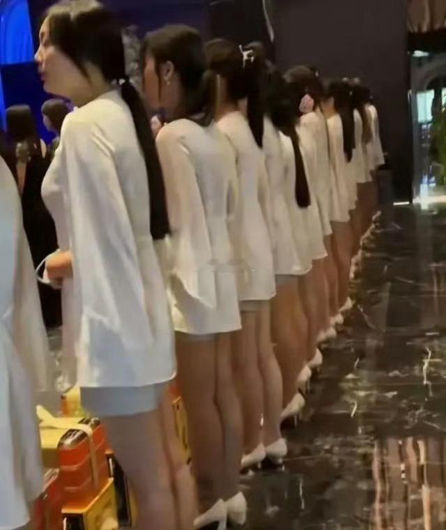 听说这是东北KTV员工上班前的例会，场面简直太震撼了！ 