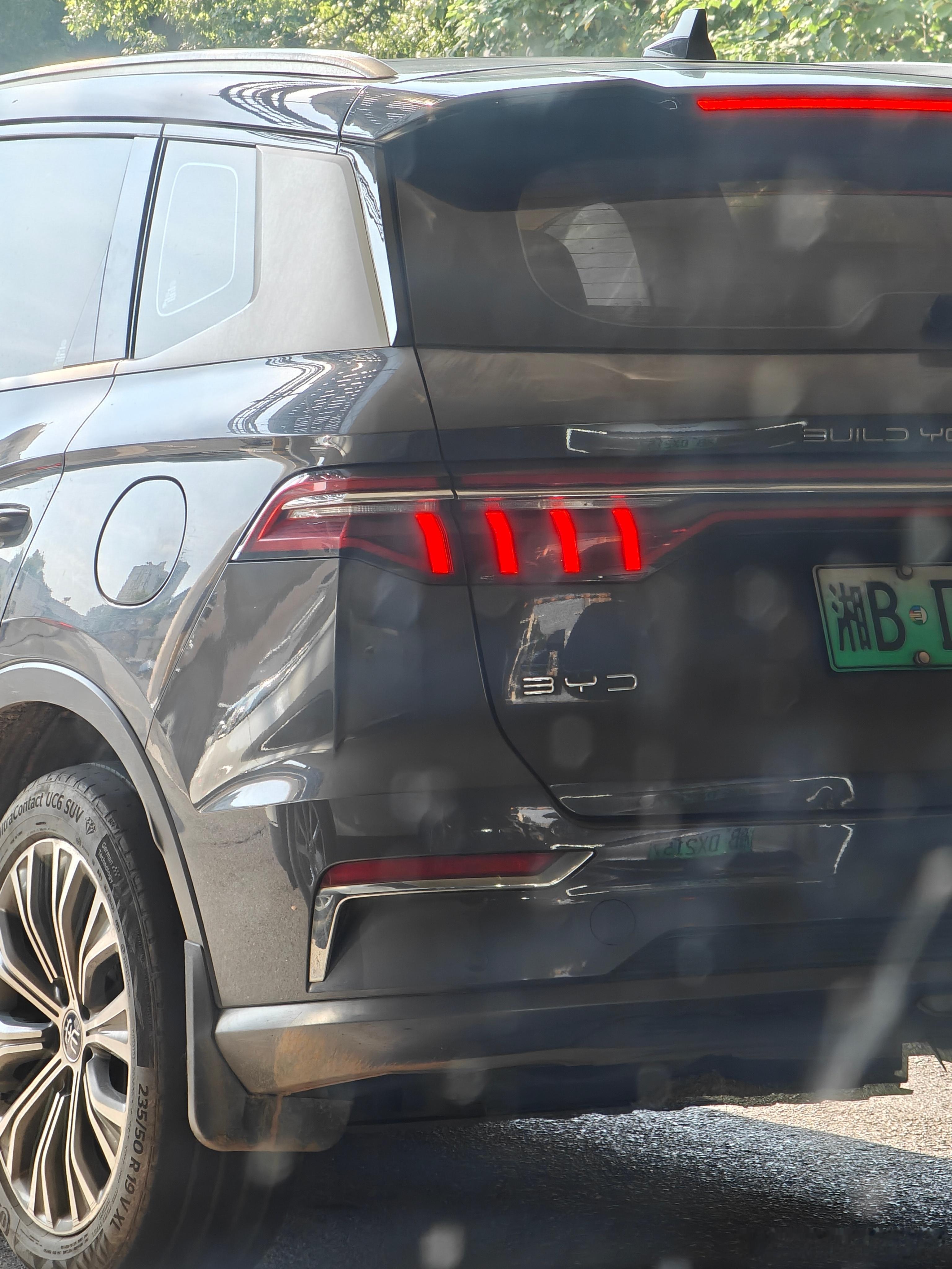 如今的BYD三个字母已经成为了新能源车的一张名片，可以看出来车主还是更喜欢这个简