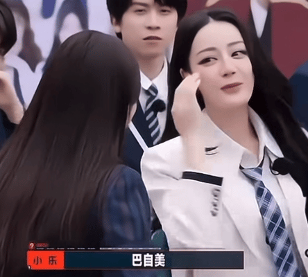 #迪丽热巴甩头发好臭屁#恭喜巴自美学姐当选推艺之星，甩头发的表情真的好臭屁，直接