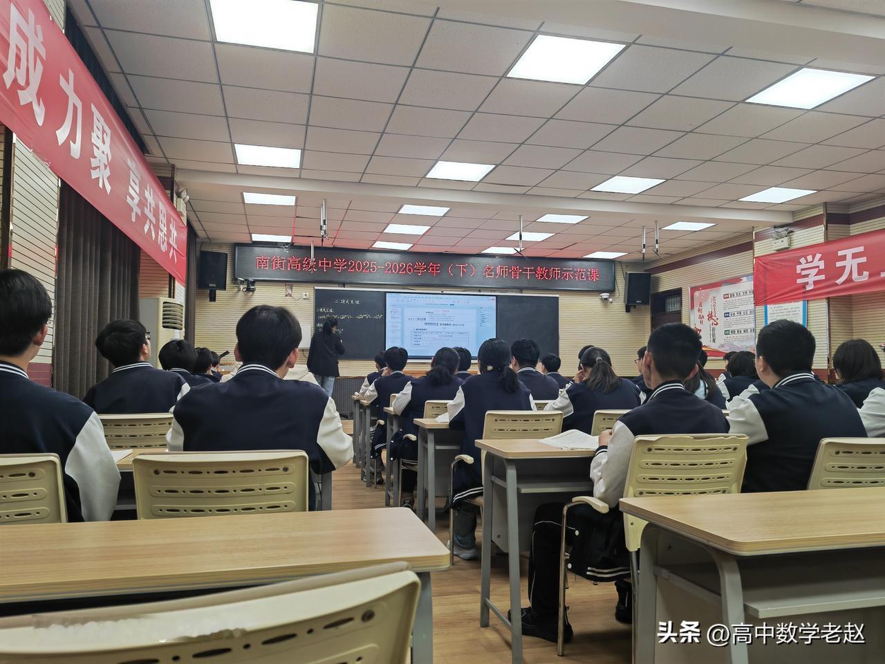 高中生学习方式与初中是不同的，初中生的学习，老师监督比较多，内容也以基础为主！