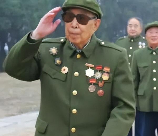 1971年，一位穿着破烂的老农民来到济南军区，他询问士兵道：“你们的杨司令在吗，