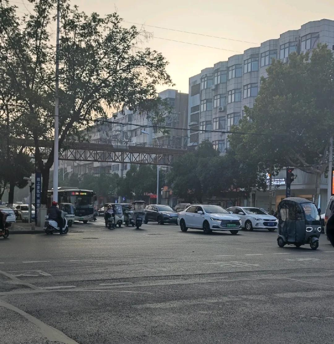 现在三轮车没有限制了吧

红绿灯路口，这样的三轮车越来越多了

早上送孩子上学确