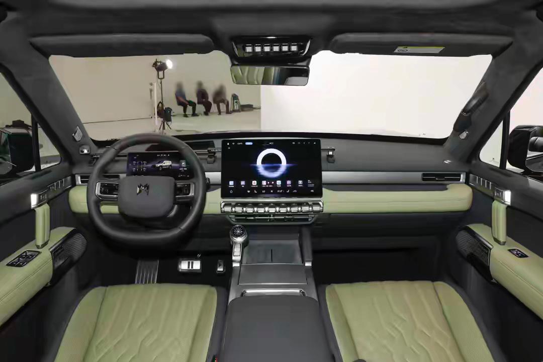 华为鸿蒙增长轨迹：
2025-08：鸿蒙5 突破 1200万台
2025-09-