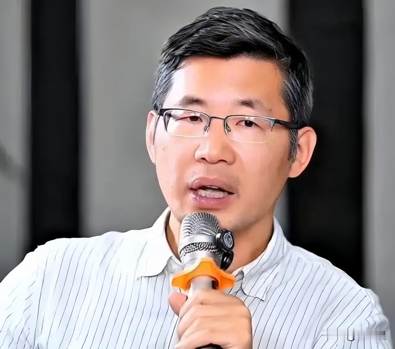 前清华副教授郑毓煌曾公开发表离谱言论，声称国人血统单一缺少创造力，提议每年引进大