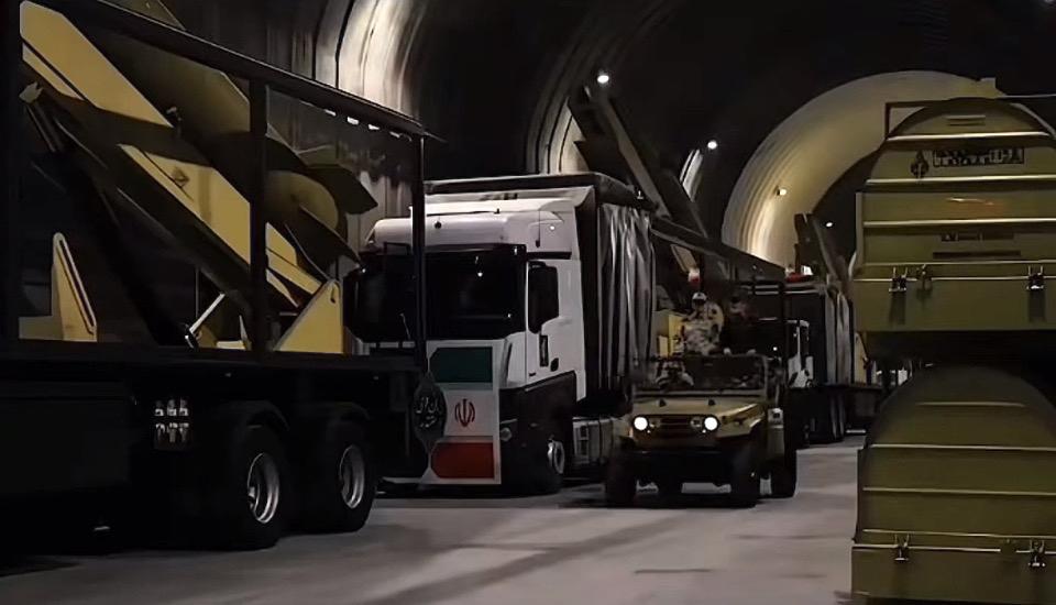 军车行进，铁骑如云。