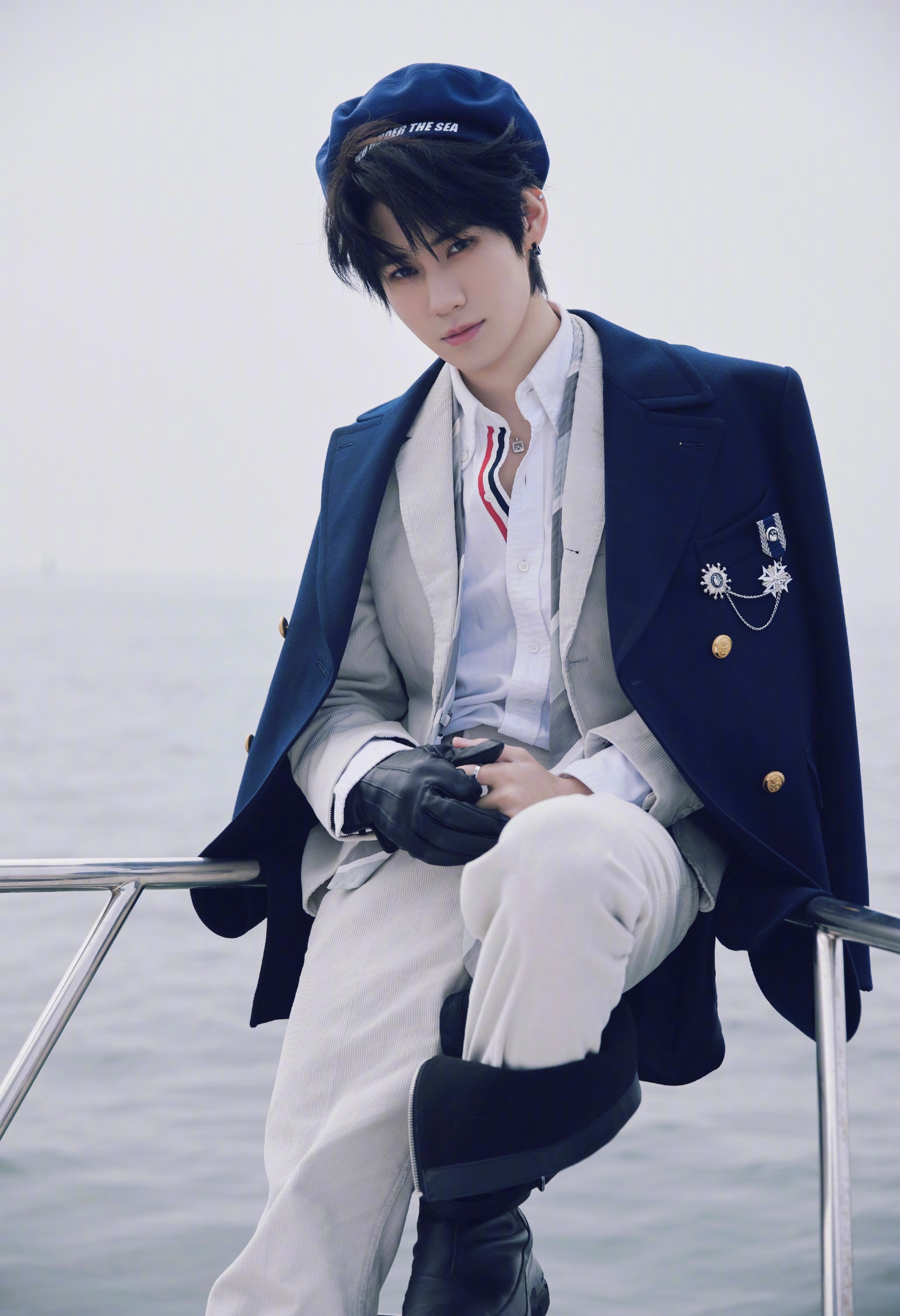 张真源 生日写真图集，三套造型出镜，戴着贝雷帽的清俊水手，自带冷冽矜贵气场；金发