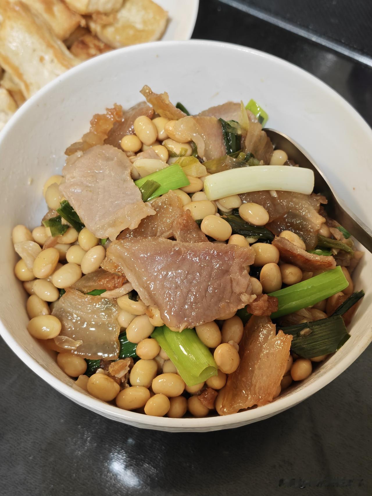 我的中餐厅今天做了四个菜：腊肉炖黄豆、香煎豆腐、清炒土豆丝、小碗丝瓜汤。

都说