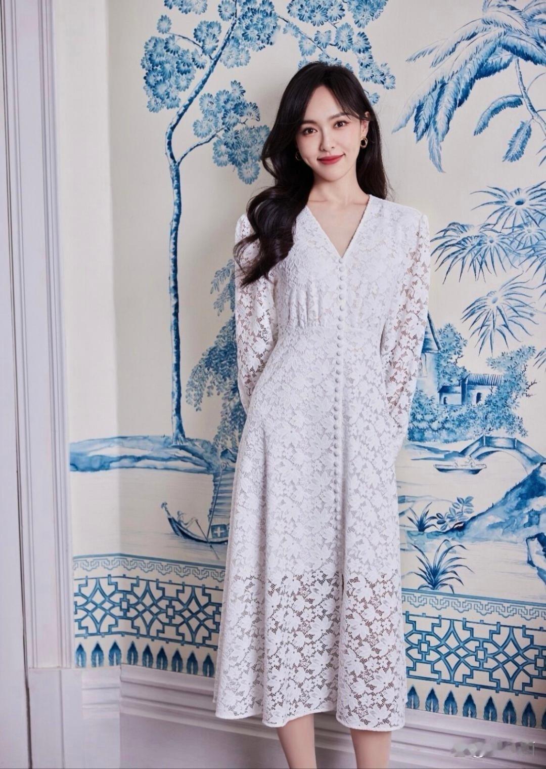 唐嫣当妈后状态更佳！一袭白色镂空裙，曲线优美真迷人！ 