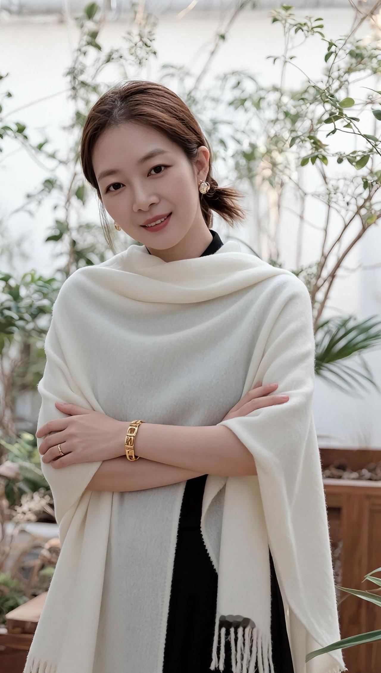 AI披肩氛围感写真 美女日常分享穿搭上热门