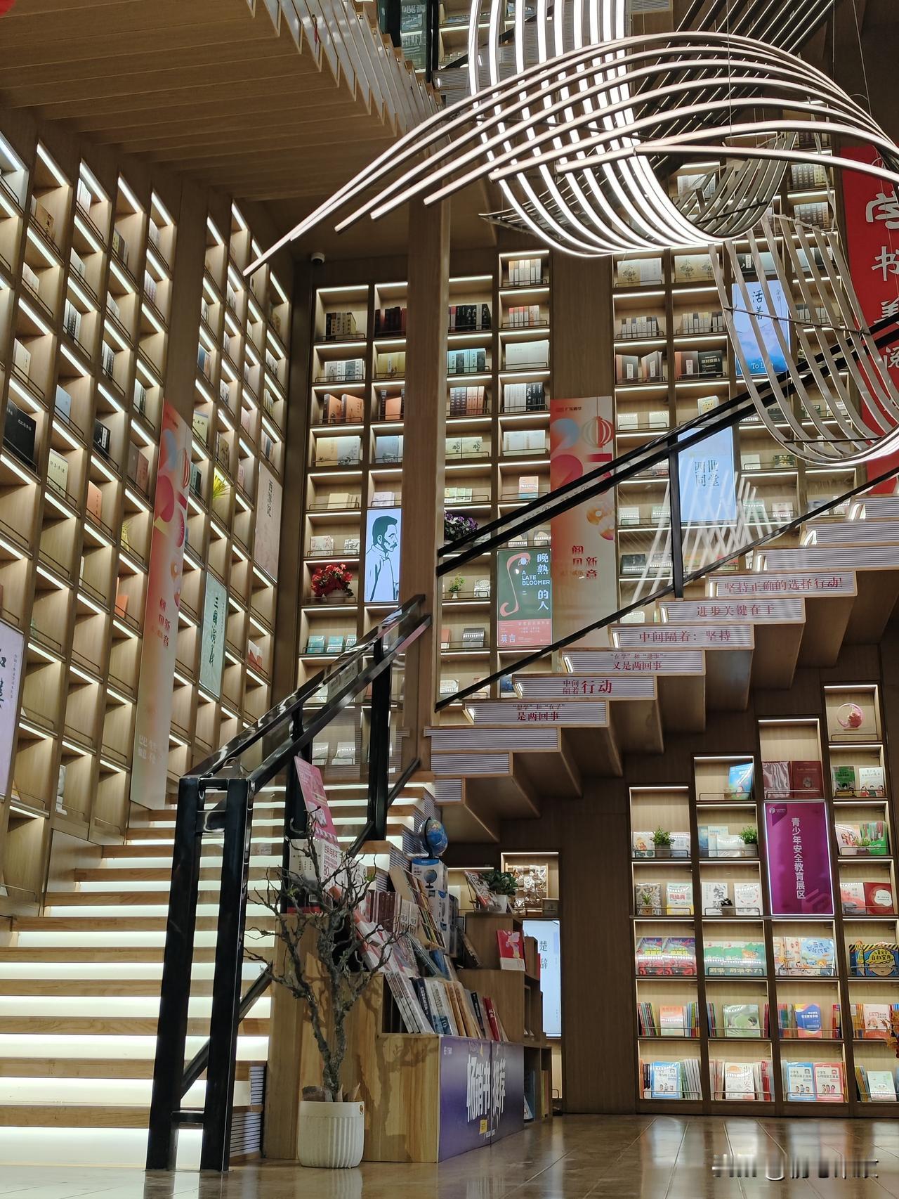 周末学习也不能落下，这么美的布置，恨不得沿着楼梯，一本一本，把所有的知识都收入囊