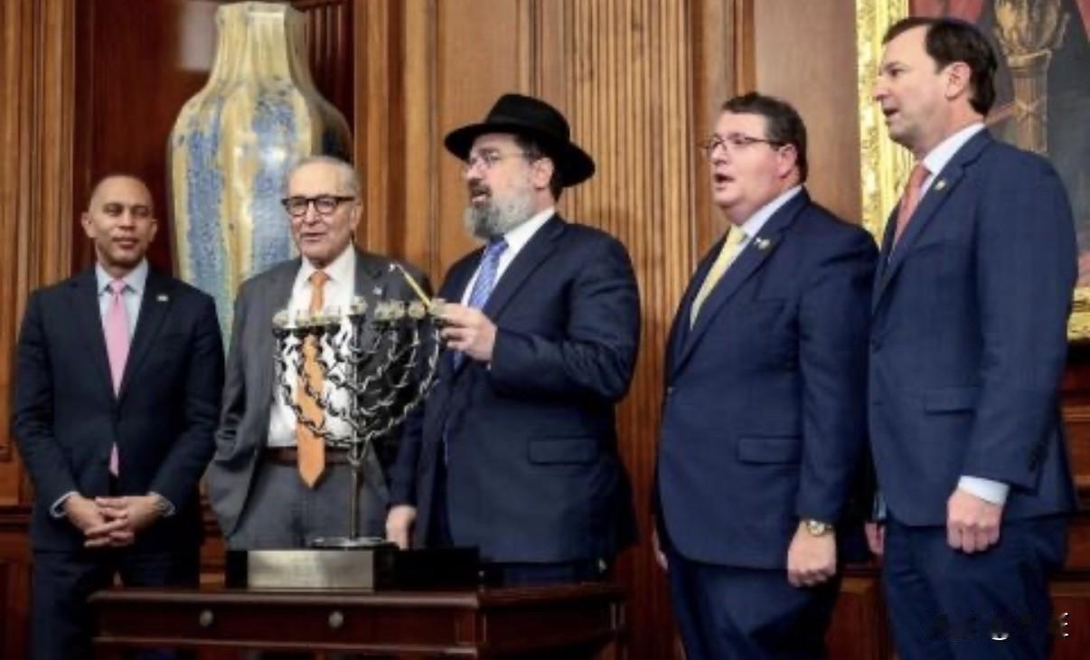 2026年1月12日，美国共和党众议员兰迪·法恩正式提交《格陵兰岛吞并和建州法案