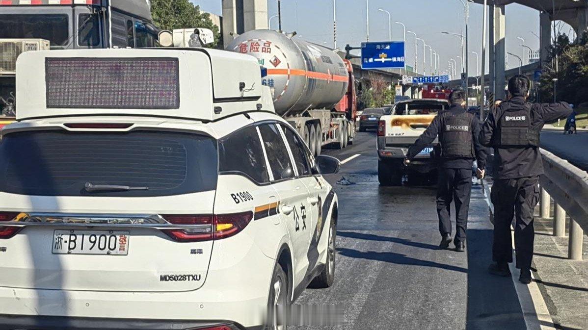 宁波镇海皮卡车突发火情多方合力化险为夷 近日，镇海区交通运输执法人员在嘉象线17