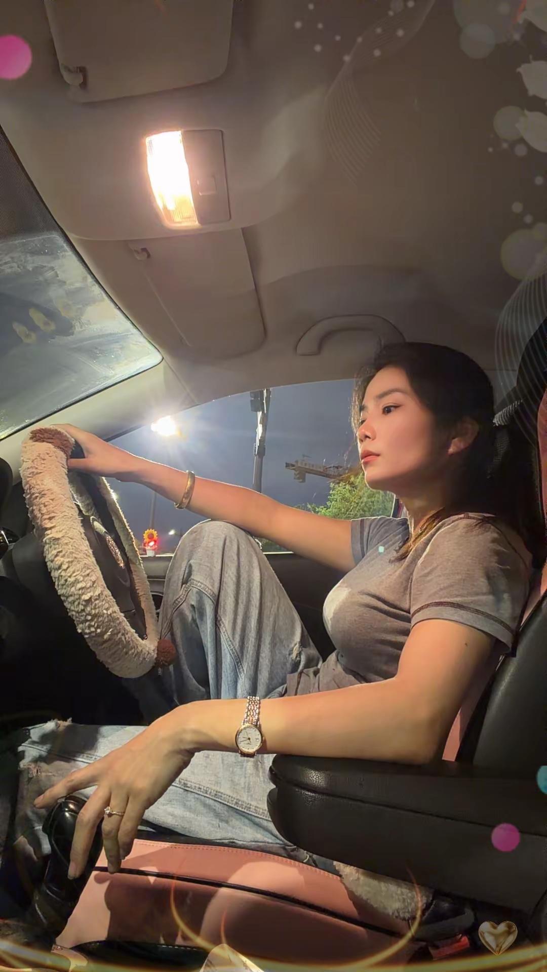 闺蜜让我问问全网可有第二个女人像你这样开车的！！