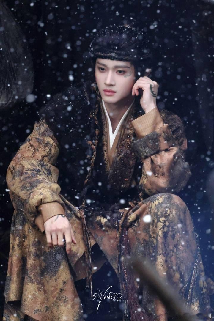 闫桉 《月鳞绮纪》新造型路透！好漂亮啊，雪景氛围感很唯美[彩虹屁] ​​​