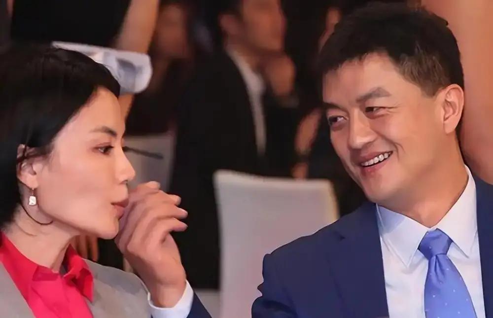 王菲在演唱会单场票房过千万的那年，蹲到了李亚鹏外公百岁寿宴合影的最角落。

照片