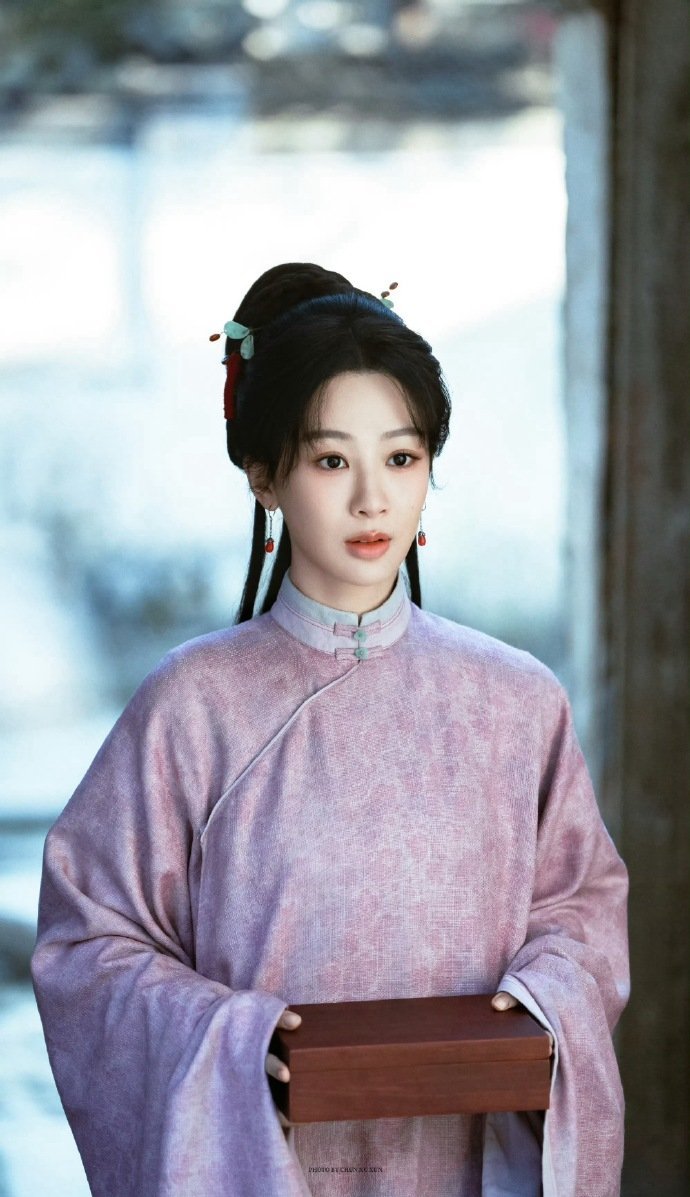 李祯戚九她在笑他在闹 查内鬼这么严肃的事，到李祯这儿成了耍威风的小场子，戚九也不