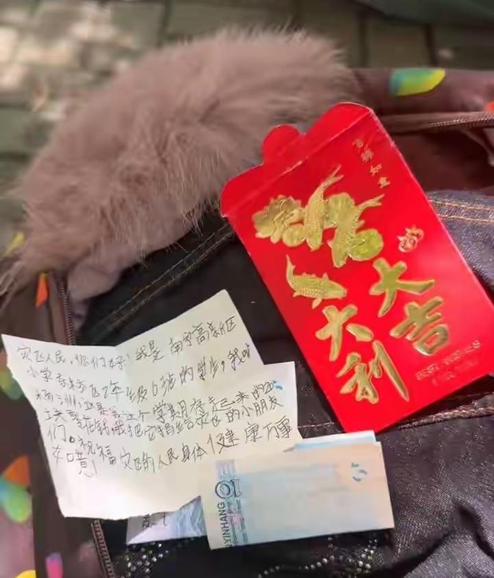太暖心了！7月10日，广西横州一众爱心志愿者，正在校椅镇青铜村物资存放点有条不紊
