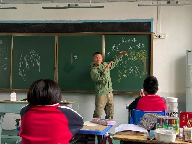 粉笔落处，仿佛桂香自来！安徽宿松特教老师张瑞瑞的课堂短视频意外走红。安静的听障班