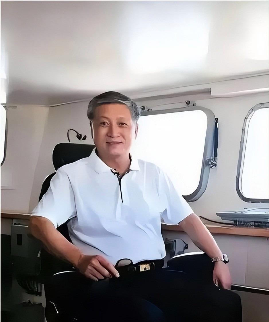 1998年，贺龙之子、时任海军副司令员贺鹏飞，趁着四下无人悄悄走进香港商人徐增平