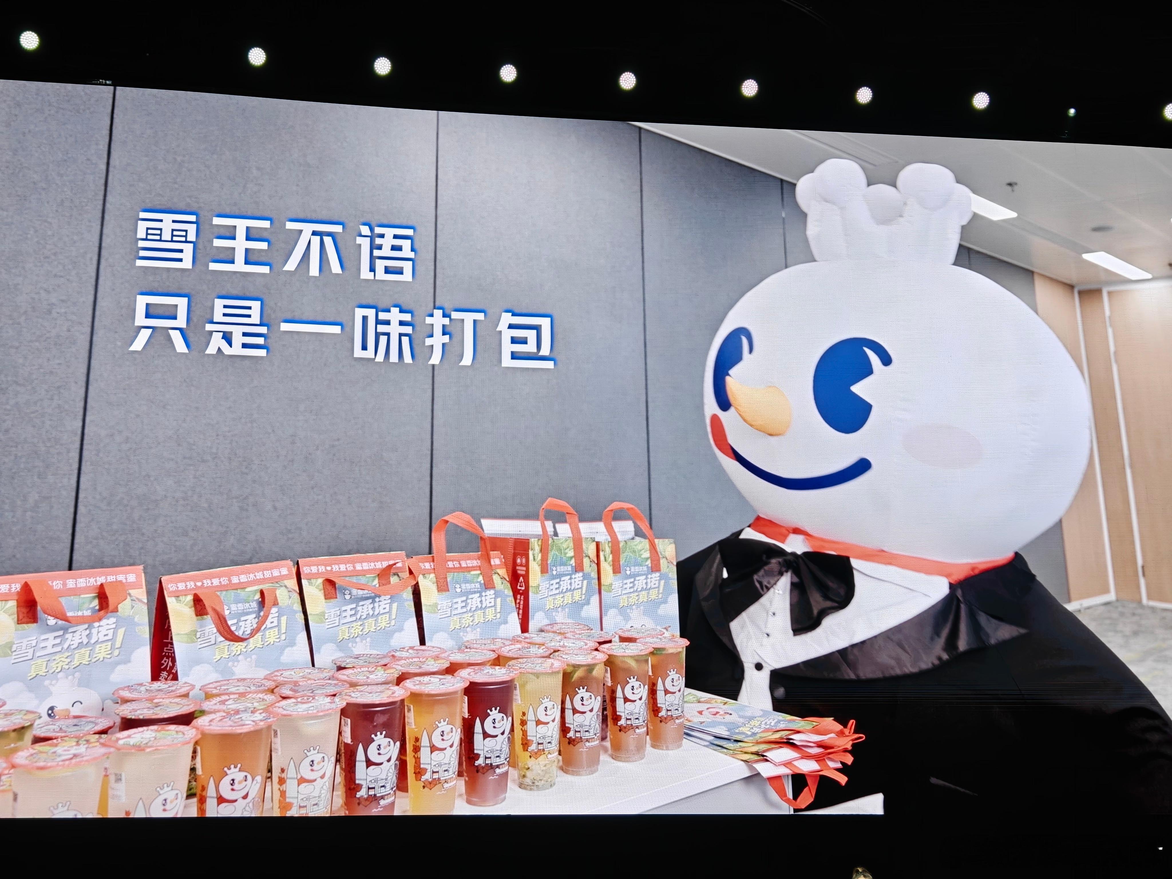 雪王在一加发布会很忙 起猛了，一加发布会现场雪王大人和莫妮卡用ColorOS当场